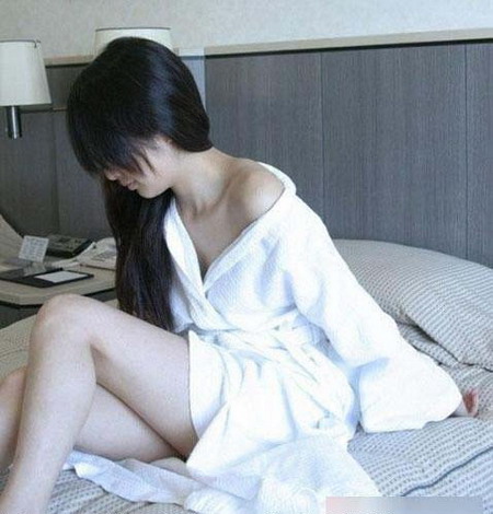 女大学生为求包养自拍浴室洗澡宣传照(组图)