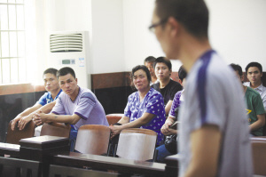 女大学生为逃传销窝坠楼受伤昏迷10月至今未醒
