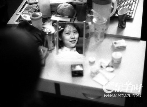女大学生揾工前先学化妆